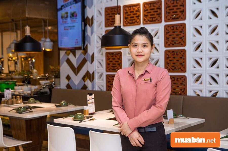Ngày tết nhiều nhà hàng, quán ăn vô cùng đông đúc, quá tải. Do đó, nhu cầu tuyển dụng nhân viên phục vụ cực kì lớn.