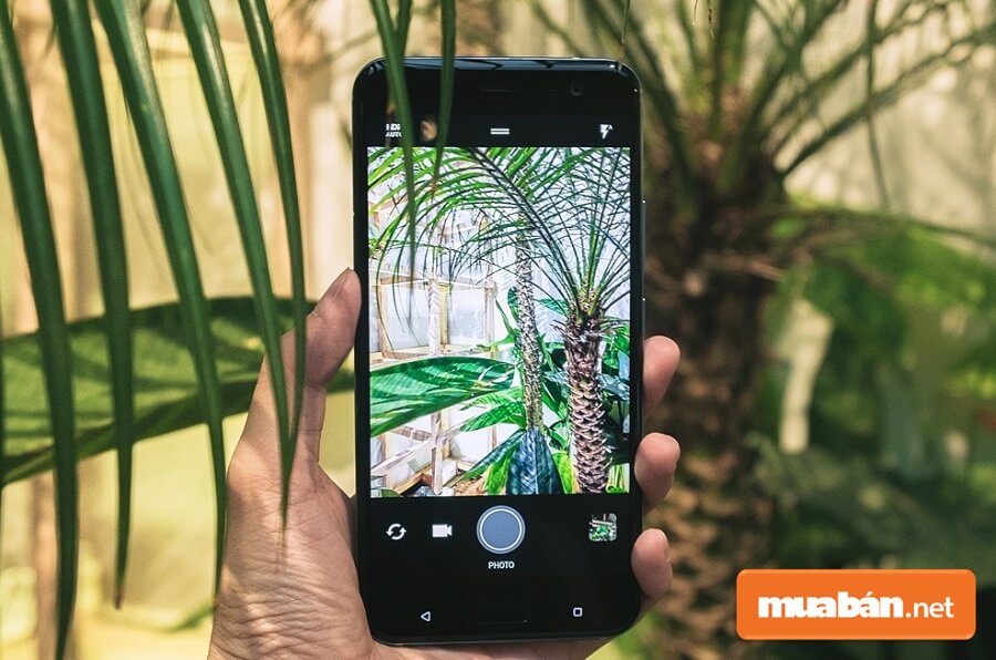 Camera sau của U11 sở hữu độ phân giải 12 MP (f/1.7) cùng nhiều tính năng chụp ảnh nâng cao.