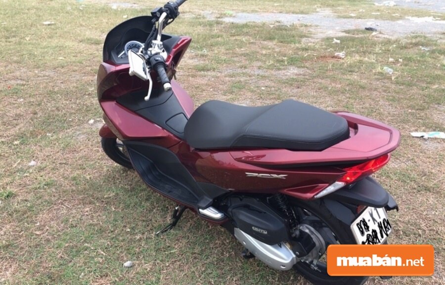 Hệ thống lò xo cao cấp trên PCX 2017 giúp yên ngồi được êm ái tránh xóc khi chạy ở các cung đường xấu.