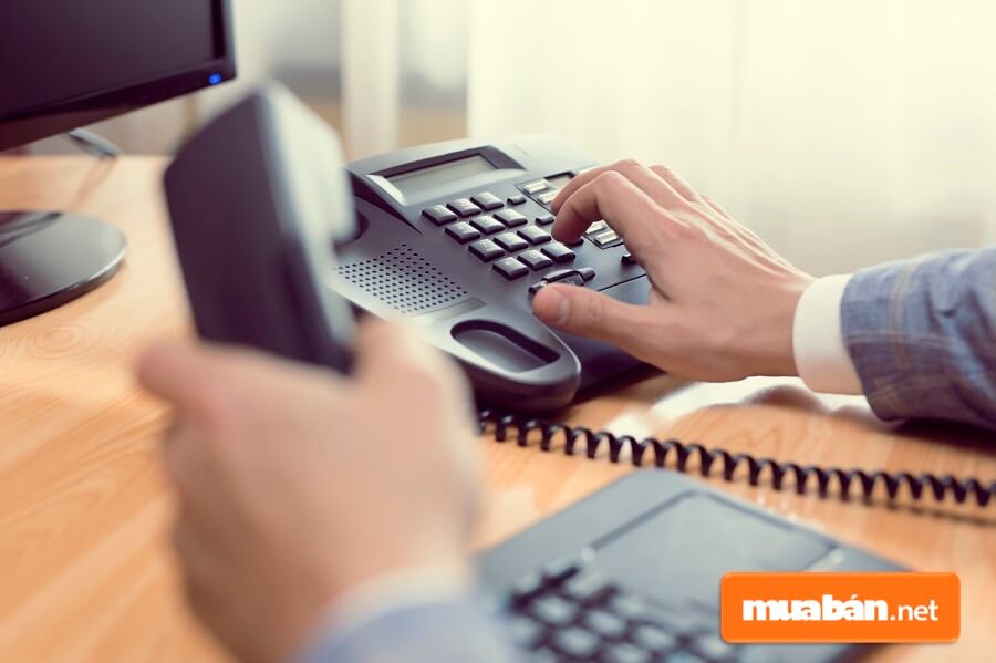 Telesales là người chủ động gọi và giới thiệu với khách hàng về sản phẩm, dịch vụ đơn vị mình đang cung cấp.