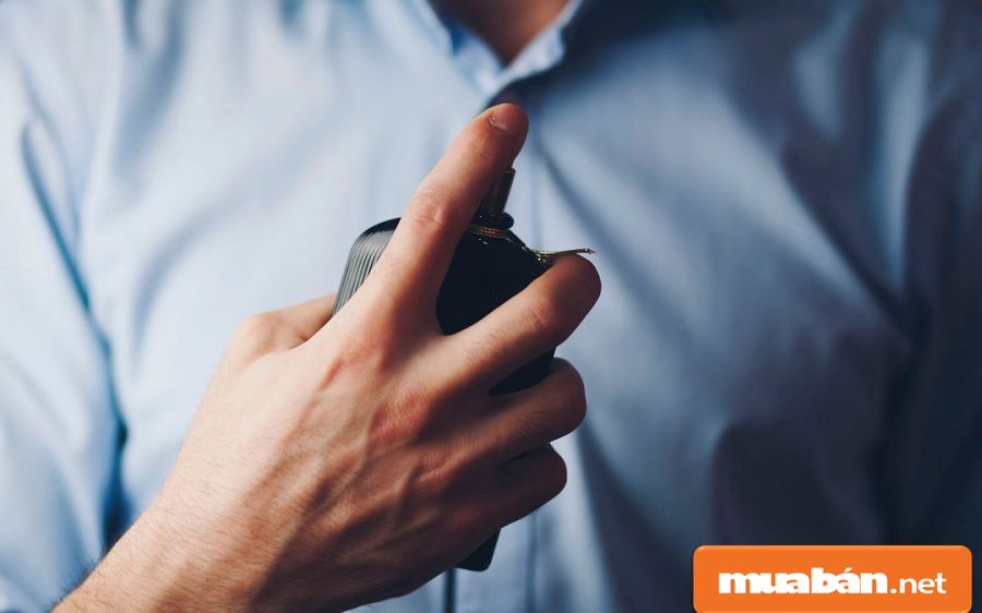 Xịt nước hoa đúng chỗ sẽ giúp lưu hương lâu và bạn trở nên hấp dẫn hơn.