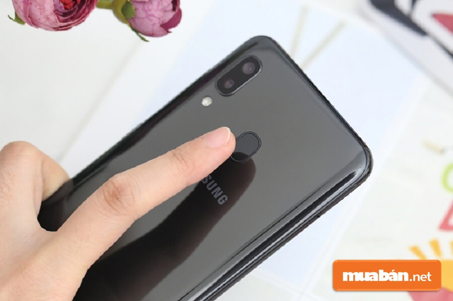 Điện Thoại Samsung Dưới 5 Triệu: Mua Loại Nào Pin Trâu, Chụp Ảnh Tốt? 3 Samsung Galaxy A20 Đó Là Pin Trâu Với Dung Lượng 4000 Mah.