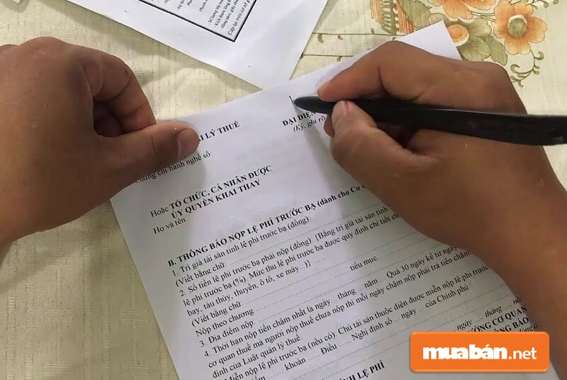 Bên mua mang tất cả các giấy tờ trên cùng với hợp đồng mua bán xe mang đến Chi cục Thuế quận/huyện nơi mình sinh sống để nộp thuế trước bạ.