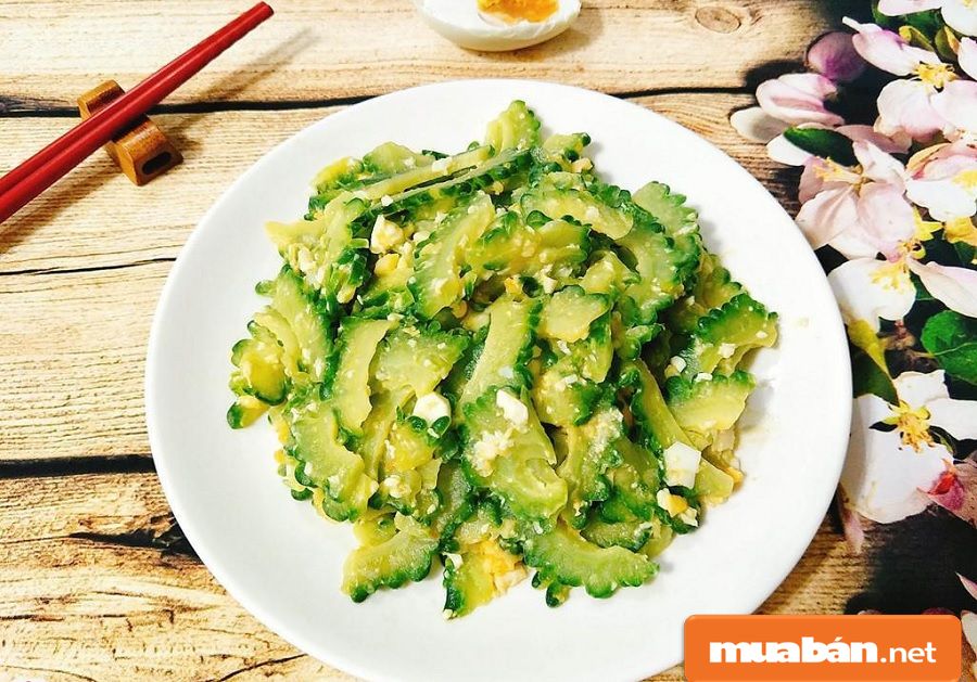Trứng kết hợp với mướp đắng xào chế biến nhanh, gọn lẹ.
