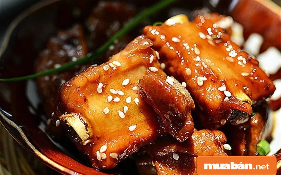 Bạn có thể chọn sườn heo non – nếu được, hãy lấy những phần sườn non có thêm sụn.