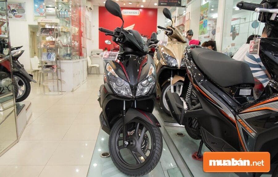 Về thiết kế, AB 125i đã được thay đổi hình dáng so với xe Air Blade đời đầu và Air Blade phiên bản 2011.