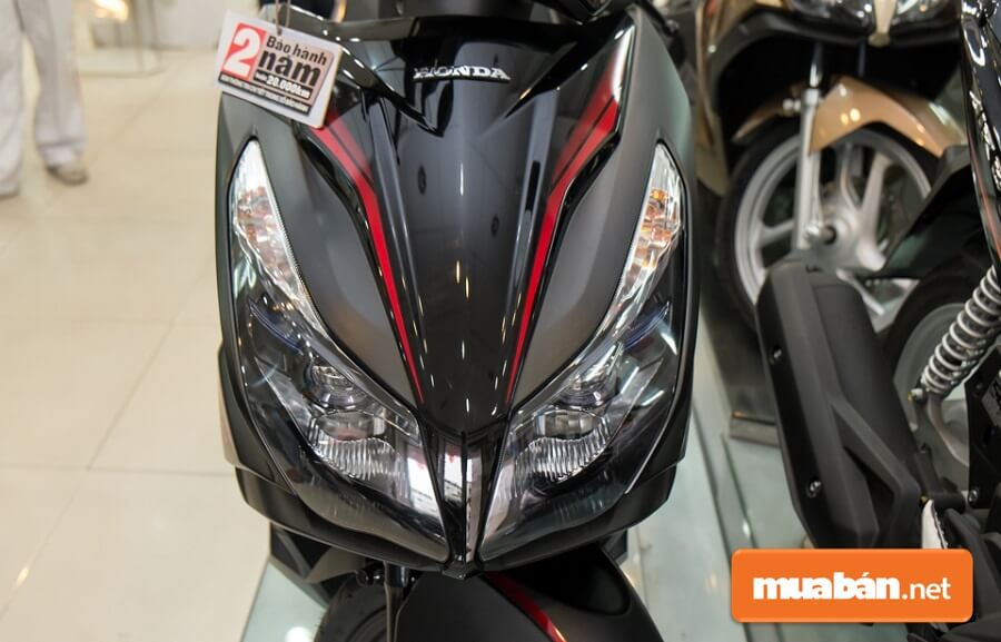 Xe được trang bị đèn LED (đi-ốt phát sáng) sắc nét với sự kết hợp giữa thấu kính bên ngoài trong suốt và thấu kính bên trong màu xanh.