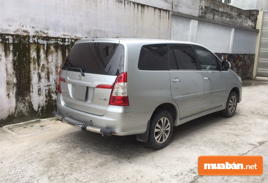 Innova 2015: Lựa Chọn Hoàn Hảo Cho Ai Muốn Mua Xe Ô Tô Cũ Cho Gia Đình 4 Ở Phía Đuôi Xe, Cùm Đèn Hậu Có Thay Đổi Nhỏ So Với Phiên Bản Cũ Tuy Nhiên Vẫn Giữ Cách Phân Bổ Các Vị Trí Đèn Phanh/Lùi