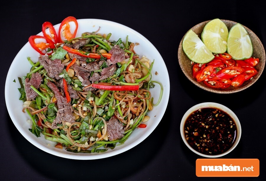 Nếu muốn làm một món ngon từ thịt bò cho bữa trưa của cả nhà thì món nộm bò rau muống là lựa chọn tuyệt vời.
