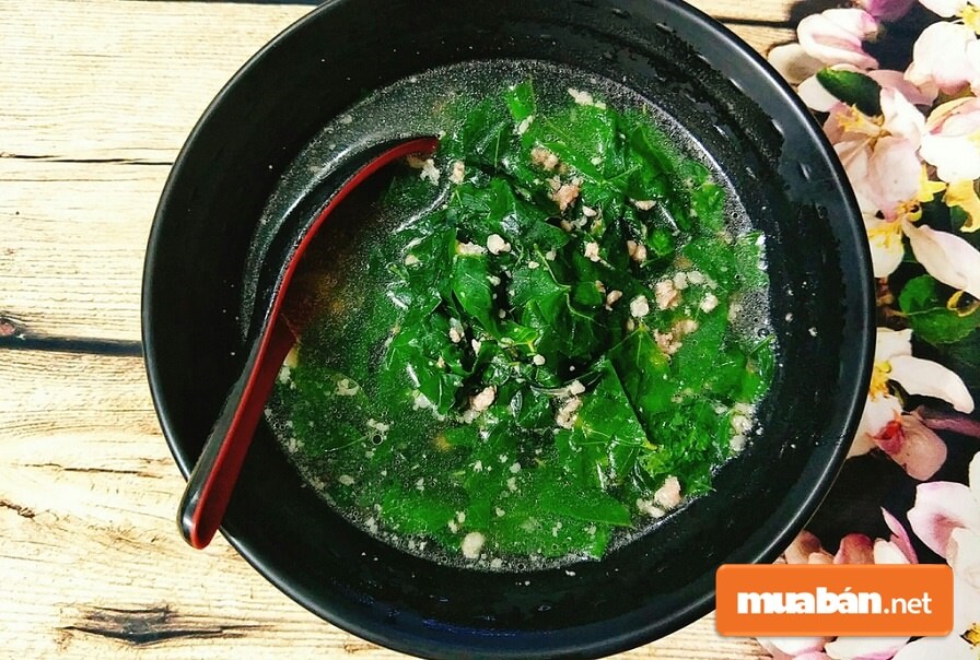 Các mẹ còn có thể băm nhỏ thịt lợn nạc nấu canh cũng rất ngon.