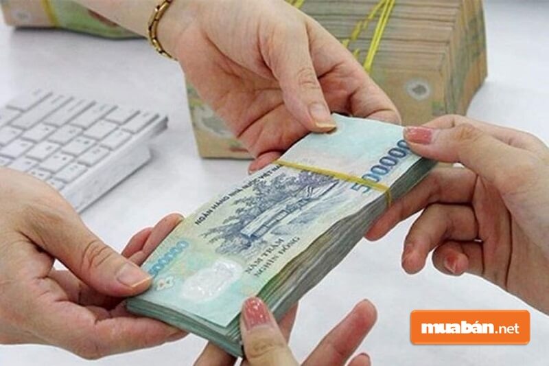 Phạt tiền từ 400.000 - 600.000 đồng đối với cá nhân, từ 800.000 đồng - 1,2 triệu đồng đối với hành vi mua bán xe máy cũ nhưng không sang tên theo quy định của pháp luật.
