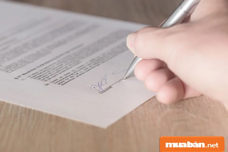 Bạn cần phải đọc và kiểm tra kỹ các nội dung hợp đồng trước khi quyết định ký.