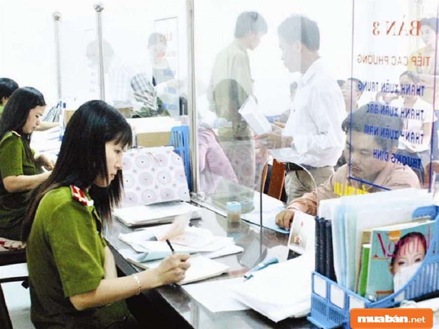 Để nạp hồ sơ làm thủ tục chuyển hộ khẩu TPHCM, bạn cần đến công an huyện/quận.