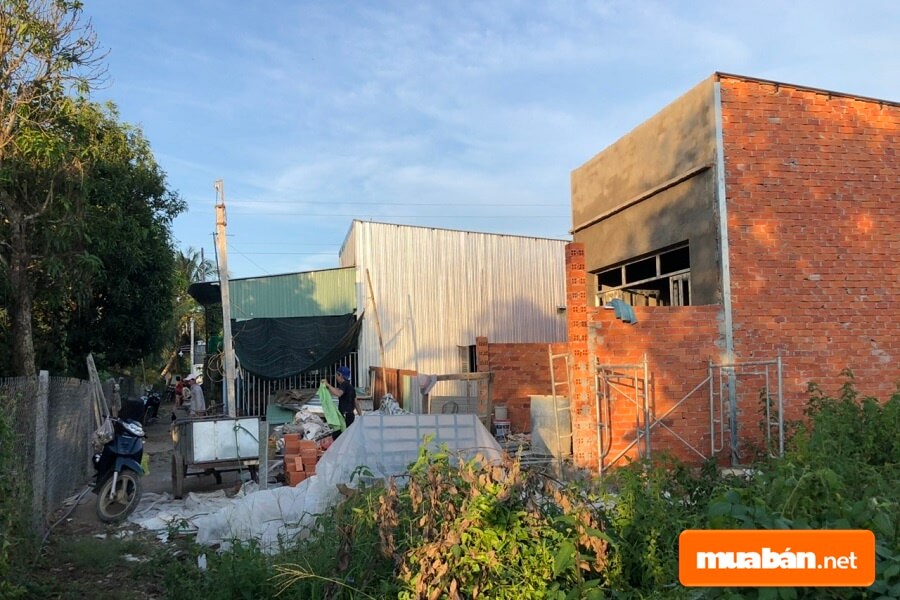 Trường hợp đất thuộc khu vực bị giải tóa, đền bù đứng tên người khác thì người được đền bù là người đứng tên trong sổ đỏ.
