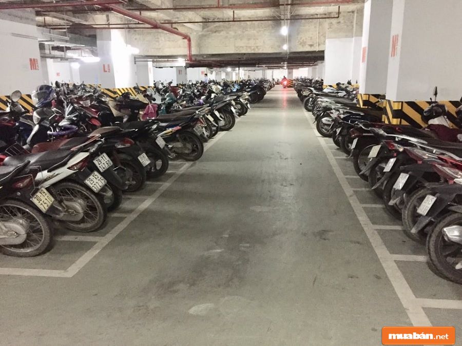 Khu vực để xe riêng, tách biệt với không gian sống giúp bạn tránh được mùi xăng xe.