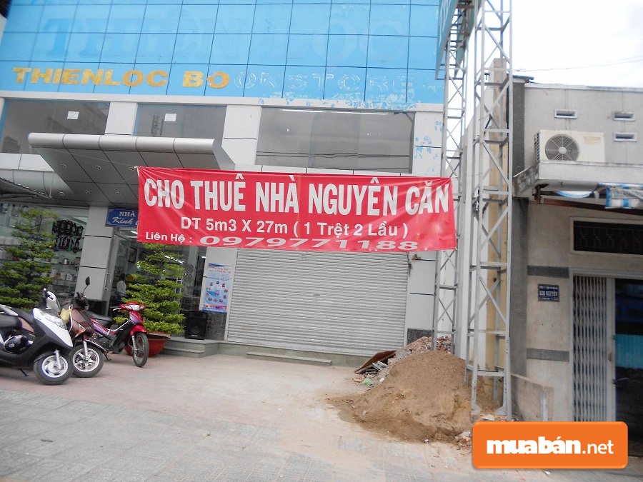 Bạn nên chọn những vị trí ở ngã ba, ngã tư dù giá chúng hơi cao một chút nhưng khả năng tiếp cận khách hàng lớn.