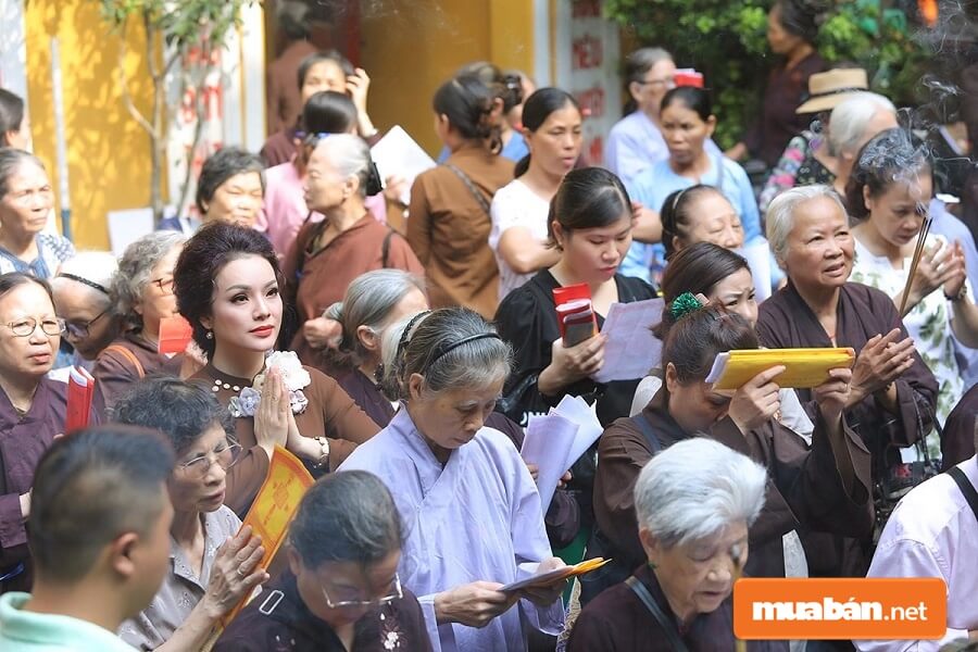 Ngày lễ Vu Lan những người con trên khắp dải đất hình chữ S đều dành chút thời gian đi chùa cầu an, cầu siêu.