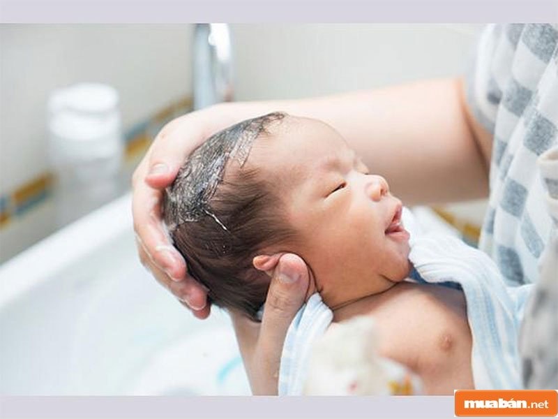 Các dung dịch, kem để vệ sinh cho bé cũng hết sức quan trọng