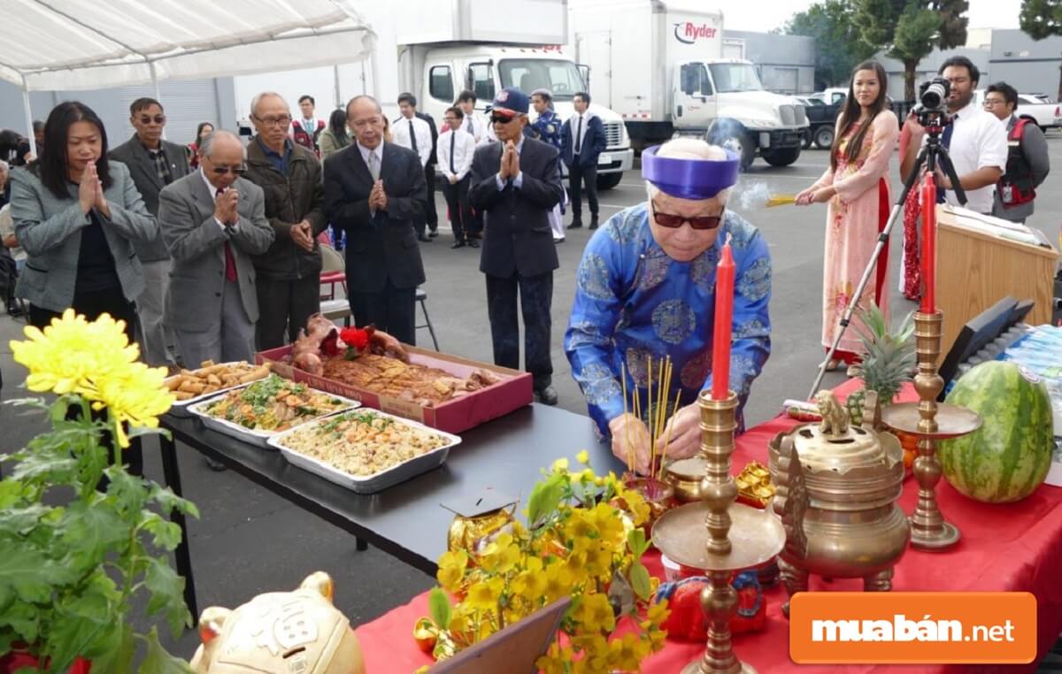 Cúng tất niên để tạm biệt năm cũ và cầu cho năm mới kinh doanh thuận lợi, vạn sự hanh thông.