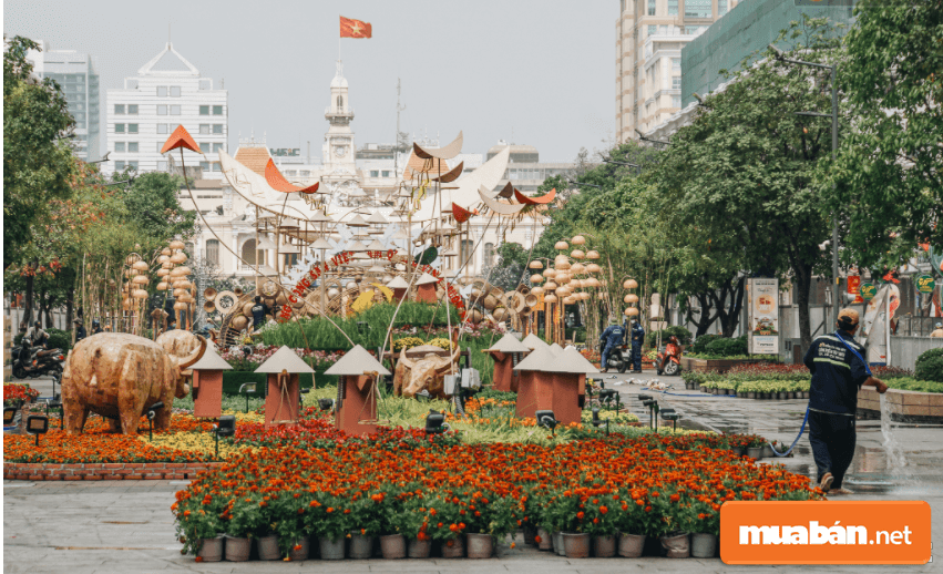 Đường hoa Nguyễn Huệ là tên gọi của đường Nguyễn Huệ nằm tại phường Bến Nghé, quận 1, TPHCM.