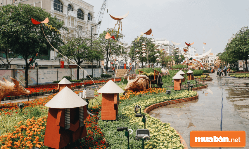 Điểm nhấn độc đáo đầu tiên là linh vật của năm Tân Sửu - Trâu. Con vật được dân gian gọi thân thương là "bạn của nhà nông".