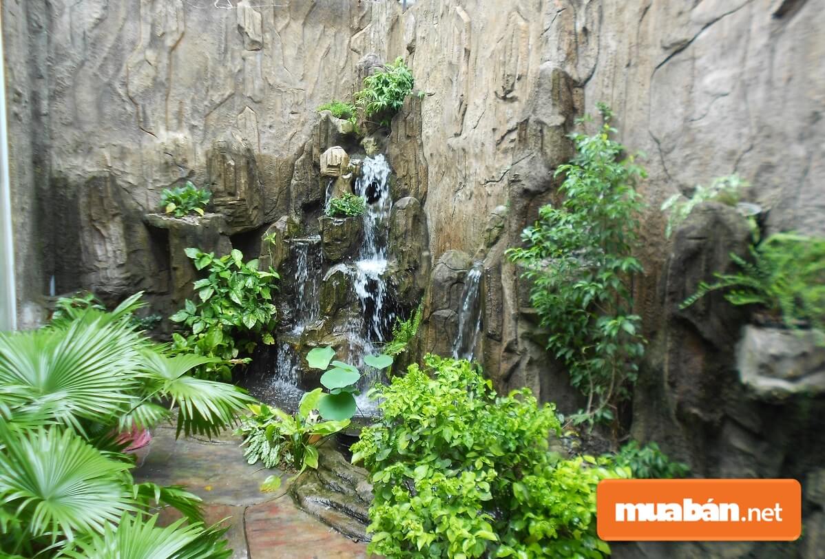 Thực sự thì không phải cứ tiểu cảnh cầu kỳ là đẹp. Đôi khi sự đơn giản cũng là một điểm nhấn ấn cho sân vườn nhà bạn.