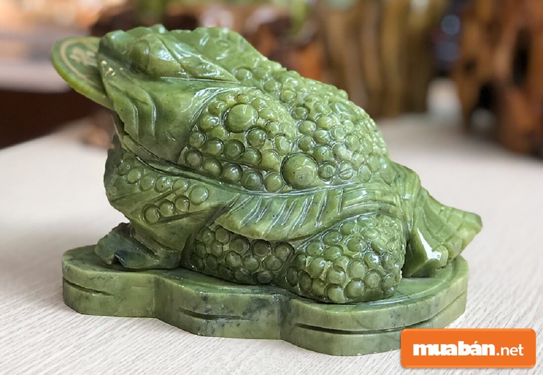 Tốt nhất nên chọn cóc được làm từ các chất liệu như: Đồng, gỗ và đá tự nhiên.