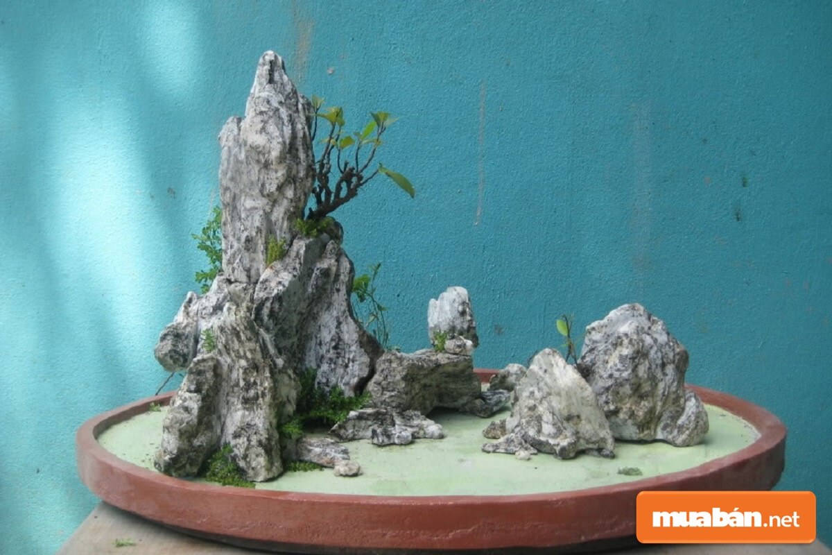 Hòn non bộ mini nói riêng hội tụ đầy đủ các yếu tố như: Núi, đá, thác nước, cây cảnh,… do đó có tác dụng điều hòa phong thủy cực kỳ tốt.