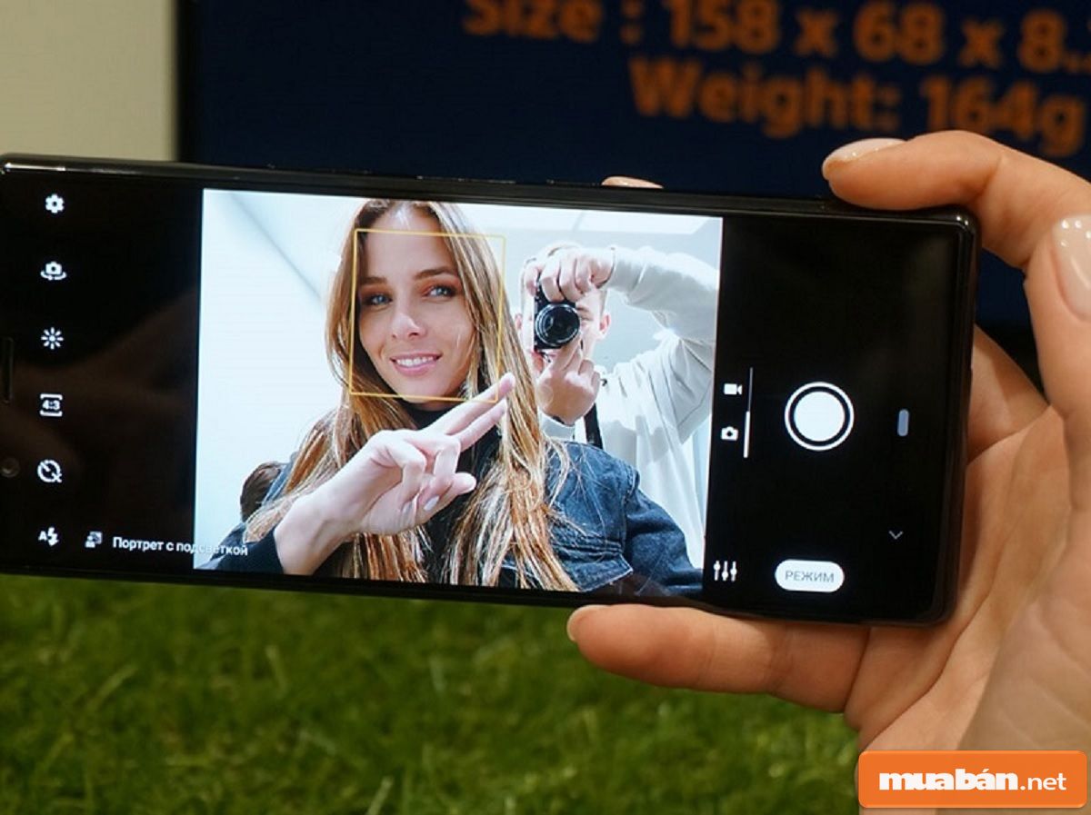 Camera trước của điện thoại có độ phân giải là 8MP và được hỗ trợ các tính năng khá cao cấp.