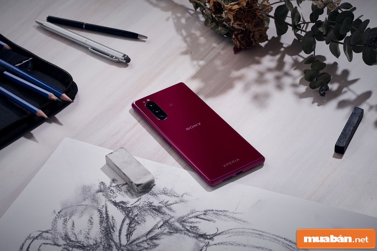 Điện thoại này có dung lượng Ram là 6Gb,bộ nhớ trong 128Gb kèm theo khe đựng thẻ nhớ.