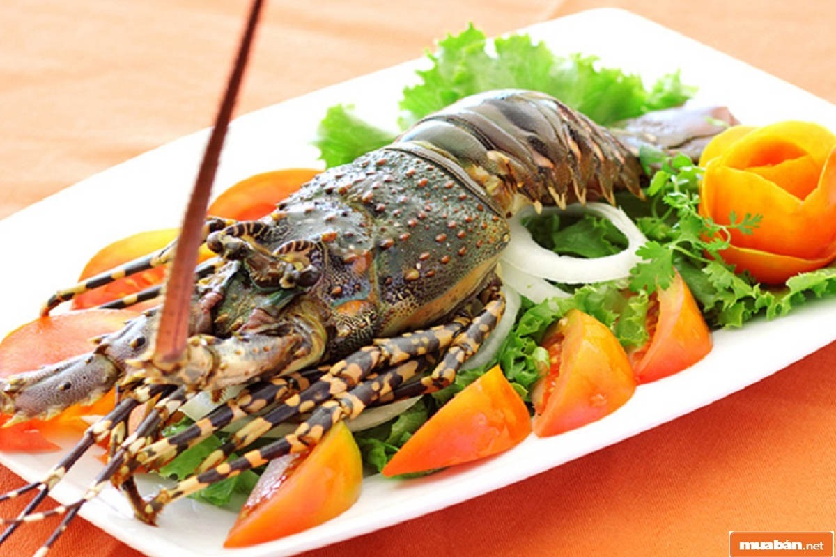 Lẩu tôm hùm với nước dùng đậm đà sẽ cho bạn 1 bữa ăn đáng nhớ đấy