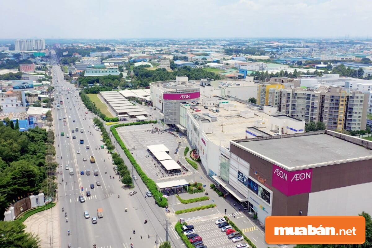 Đại lộ Bình Dương rộng rãi và thông thoáng giúp việc vận tải hàng hóa phát triển mạnh mẽ.