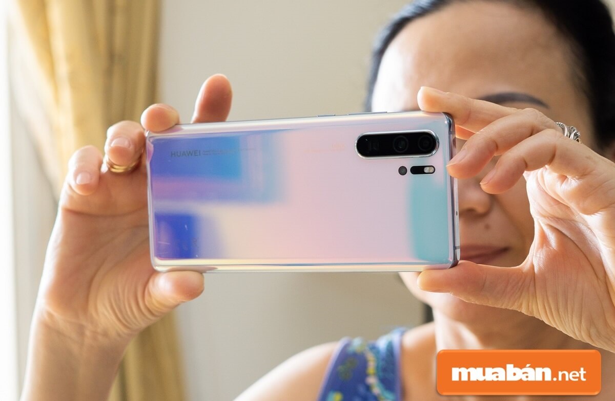 Huawei P30 Pro được trang bị bộ xử lý Hisilicon Kirin 980 8 nhân 64-bit kết hợp với 8 GB RAM.