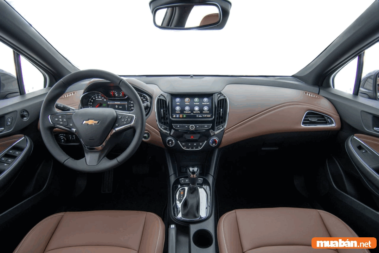 Chevrolet Cruze 2020 vô lăng được tích hợp các phím điều chỉnh âm lượng và giải trí tuy đơn giản nhưng rất hữu dụng đối với người cầm lái. 