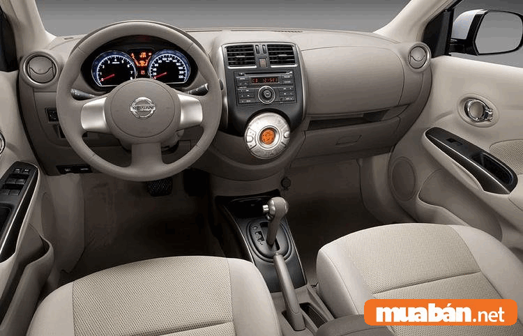 Nissan Sunny 2015 có vô lăng xe 3 chấu đơn giản và cổ điển, đồng điệu với cả chiếc xe