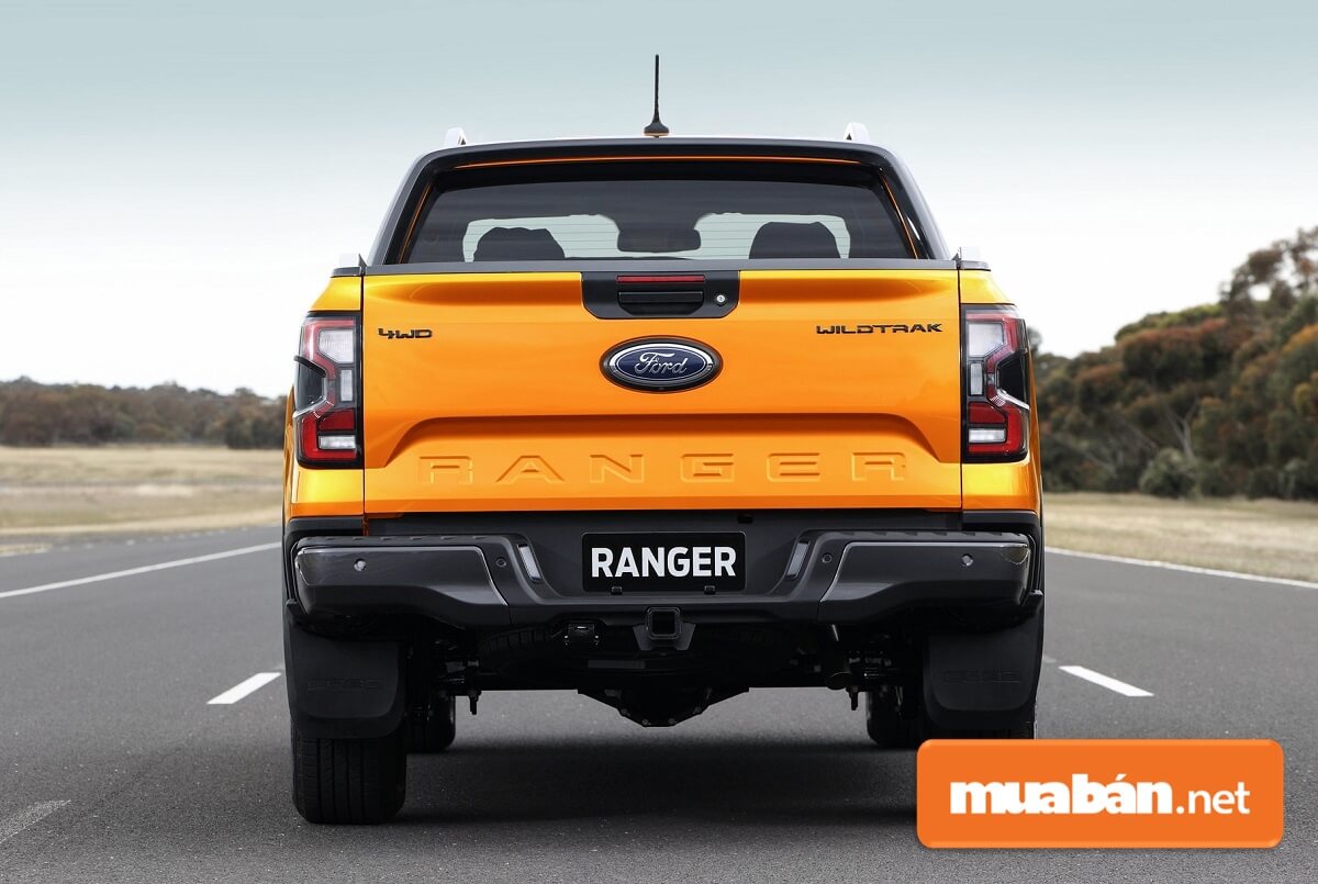 Phần đuôi của xe Ford Ranger 2022 được trang bị cụm đèn hậu LED thiết kế đặt dọc