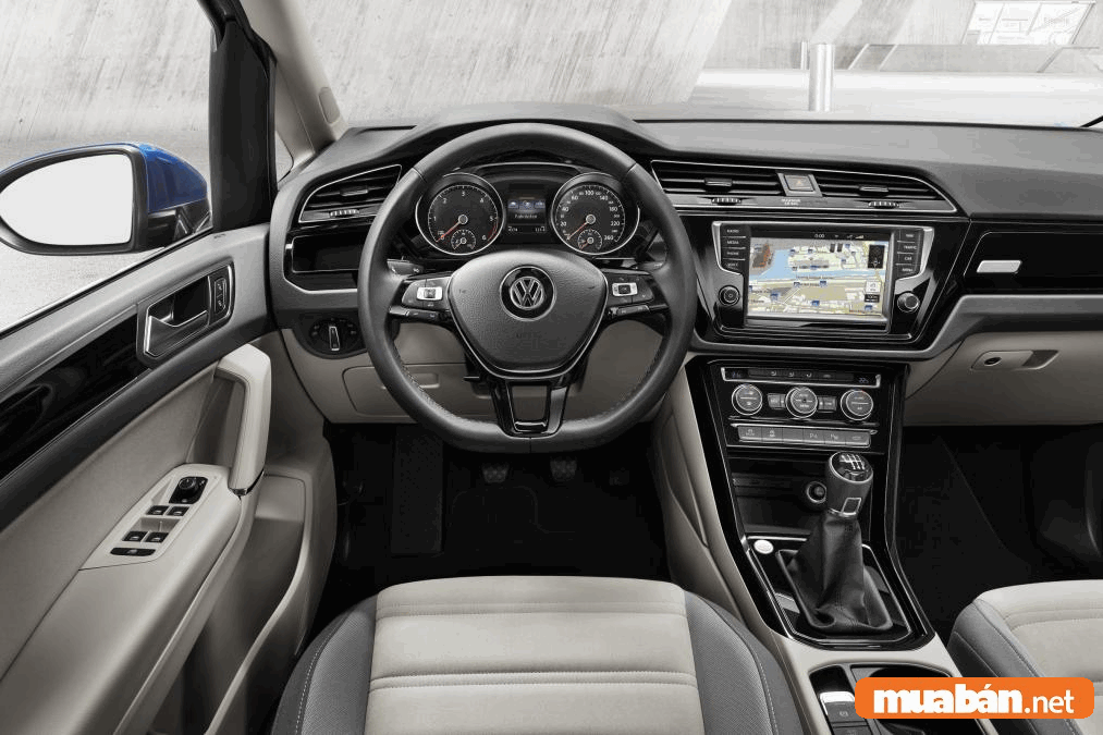 Ngay khi mở cửa xe Volkswagen Touran 2015 cũ, bạn sẽ ấn tượng với khoang xe rộng rãi, màu sắc khá hài hòa