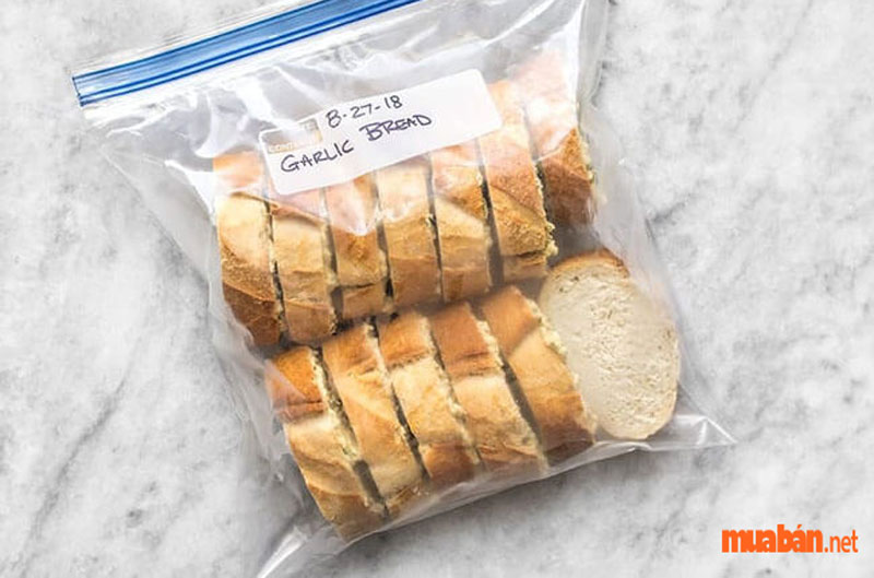 Bảo quản bánh mì trong túi zip là cách đơn giản nhất để giữ độ giòn