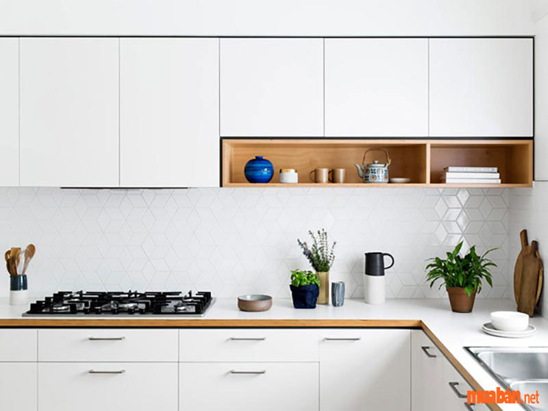Bàn bếp cần được thiết kế đủ rộng để thoải mái khi nấu nướng