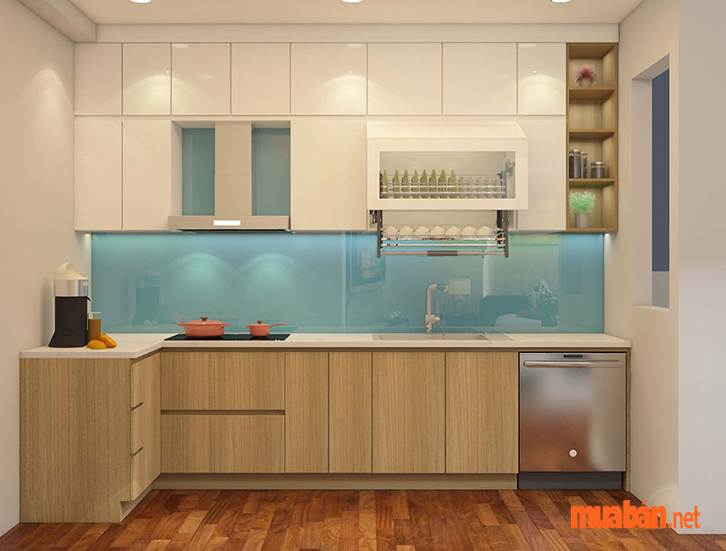 Thiết kế kính cường lực ở khoảng cách tủ bếp trên và dưới giúp giữ sạch bếp
