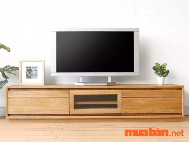 Kệ tivi làm bằng gỗ tự nhiên trang trí cho không gian phòng khách thêm sang trọng