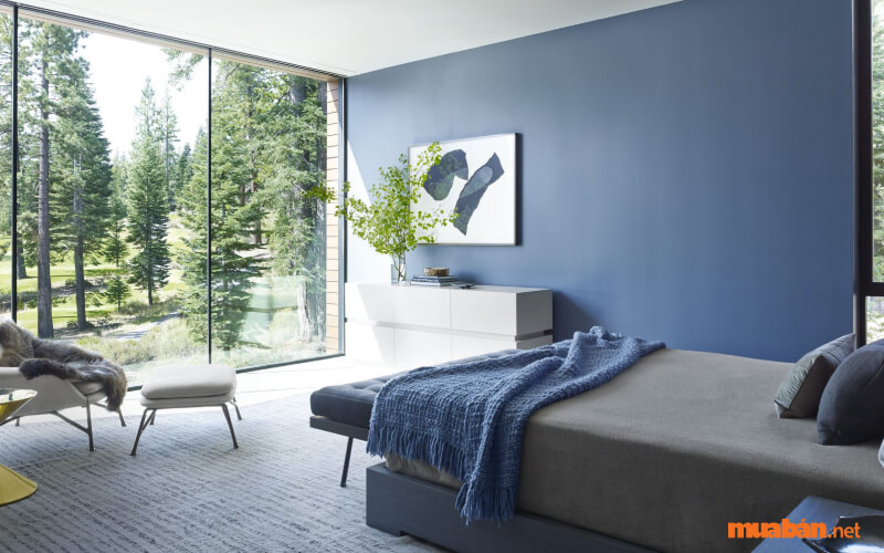 Nhìn căn phòng ngủ màu xanh lam sẽ tạo cảm giác hài hòa, mang lại sự yên bình và ấm áp cho gia chủ.