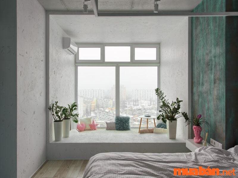 Cửa sổ lớn có thể trở thành chi tiết trang trí khi decor phòng ngủ nhỏ