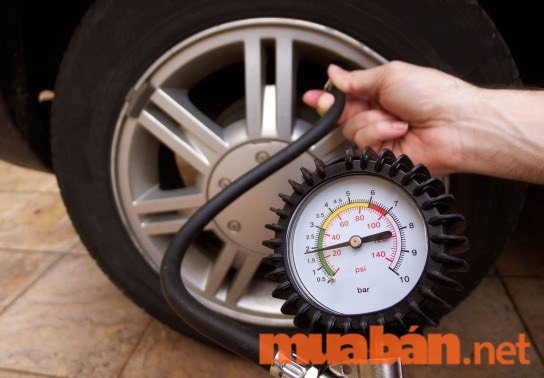Bơm lốp xe ô tô bao nhiêu kg là đạt chuẩn?