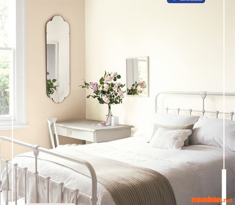 Sự đơn giản gọn nhẹ hiện lên trong phòng ngủ màu trắng sứ