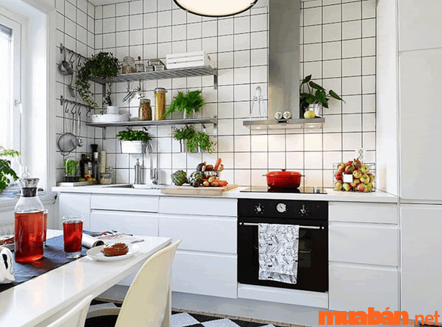 Lựa chọn kệ để đồ nhà bếp treo tường giúp không gian thoáng hơn, thẩm mỹ hơn