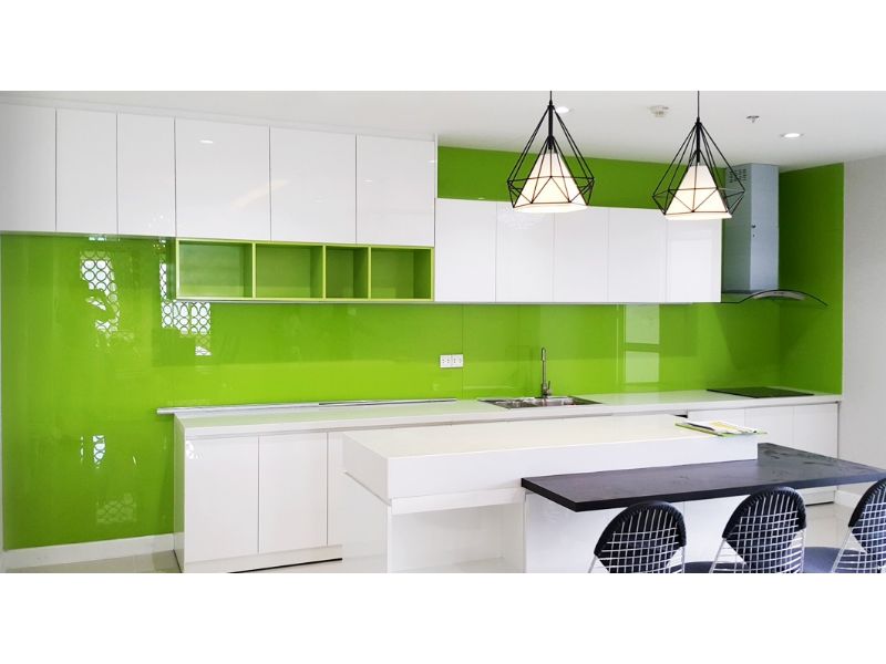 Với 560.000/m2, bạn có thể sử dụng kính màu xanh cốm cho căn bếp của mình
