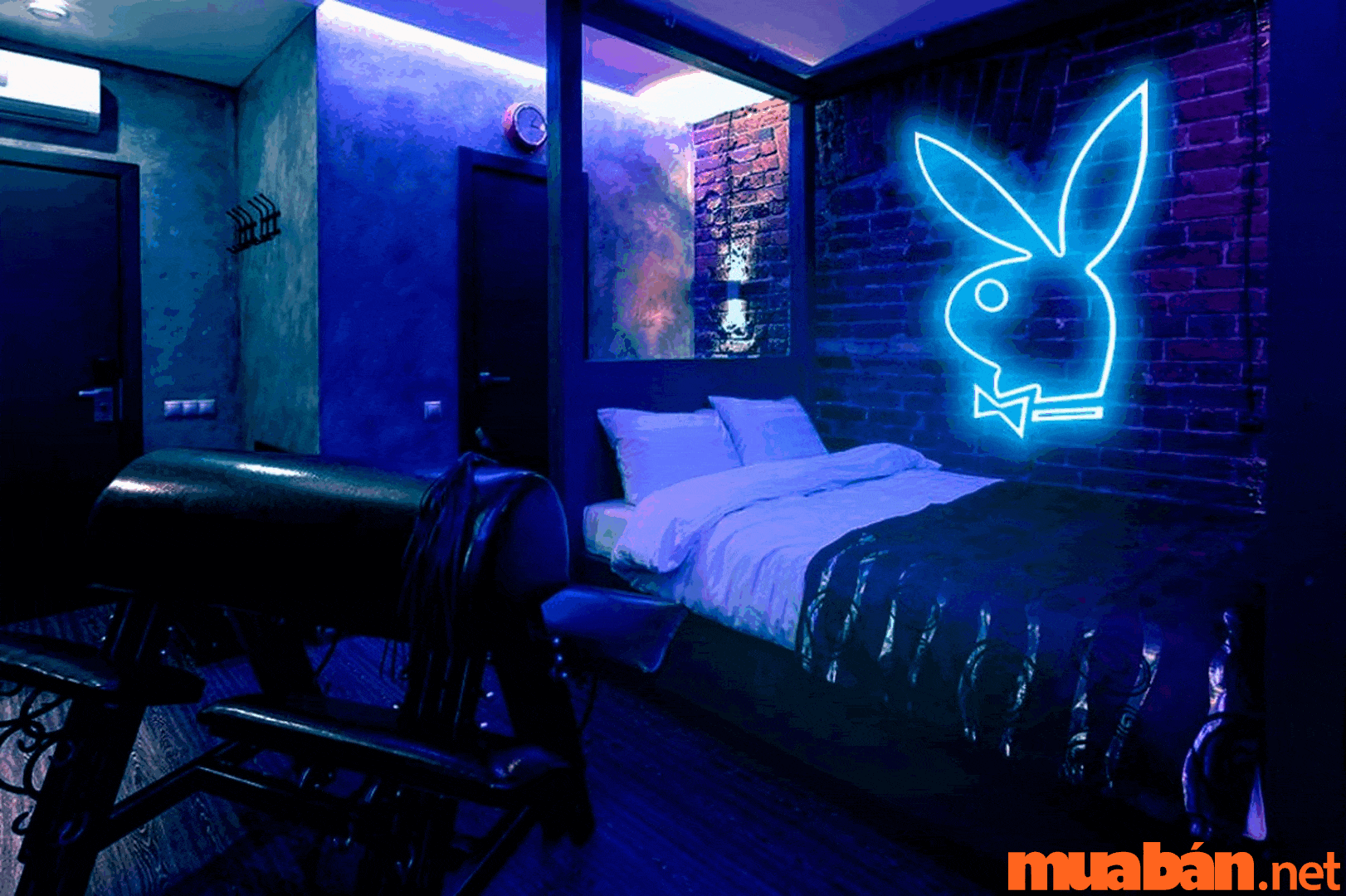 những chiếc đèn led, đèn neon uốn chữ đang trở thành xu hướng được sử dụng nhiều trong decor phòng ngủ chill