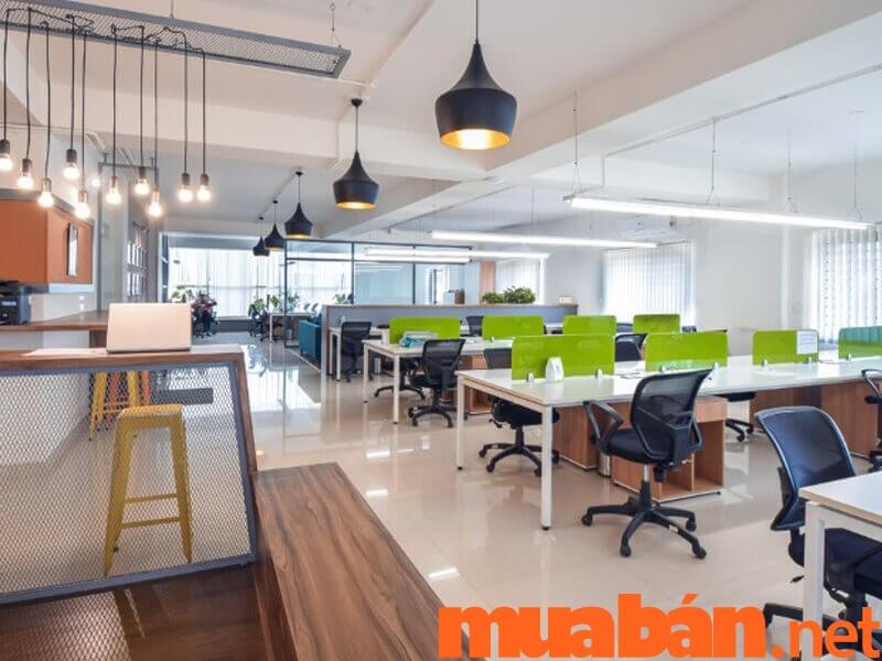 Thiết kế nội thất văn phòng làm việc của nhân viên thường sẽ thiên về không gian thoáng đãng cùng nội thất hiện đại