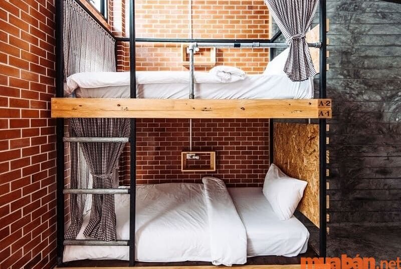 Hostel thường được thiết kế với các phòng mà có nhiều giường tầng.